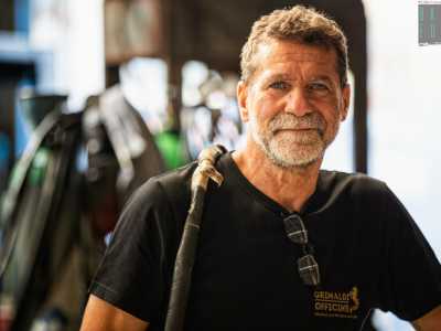Dietro al banco da lavoro � indaffarato il 61enne Dino Sigismondo, collaboratore che opera qui da 33 anni